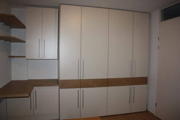 Kledingkast met eiken lades