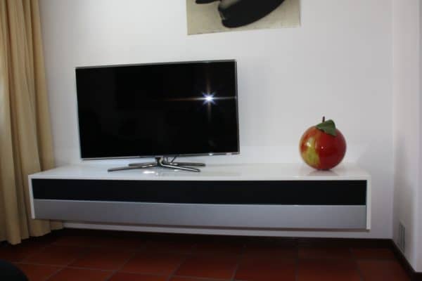 Hangend TV meubel in hoogglans wit en aluminiumkleur