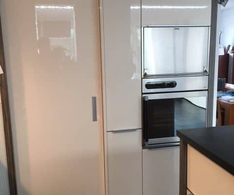 Keuken met hoogglans magnolia fronten en afgewerkt met wenge.