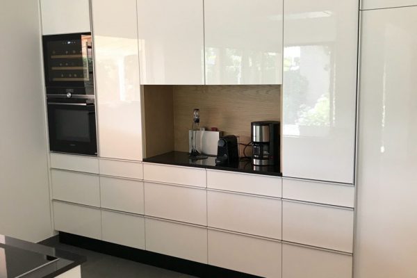 Kastenwand met nis