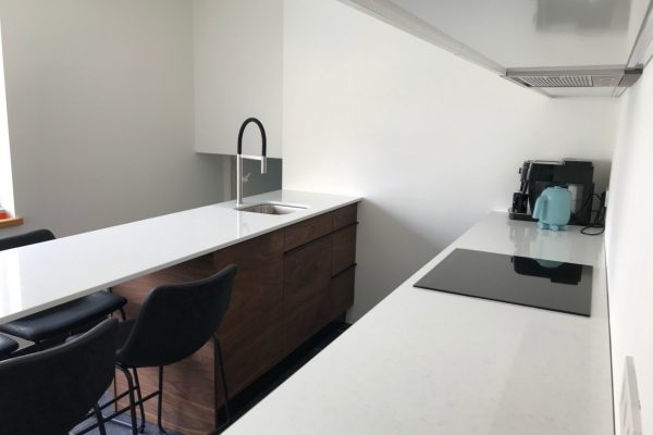 Zelfs een bargedeelte zodat de kinderen tijdens het koken erbij kunnen zijn