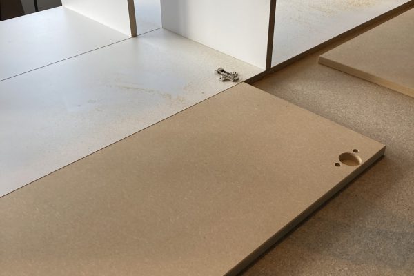 fronten gezaagd en scharniergaten gemaakt