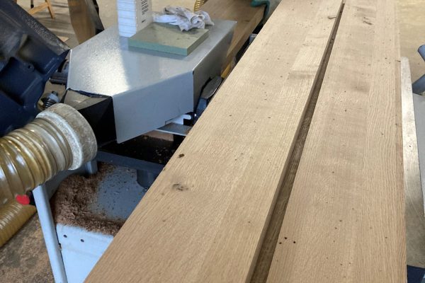 het eiken gezaagd en geschaafd, dit moet nu een aantal dagen rusten. Fronten zijn naar de spuiter. Dus volgende update duurt even
